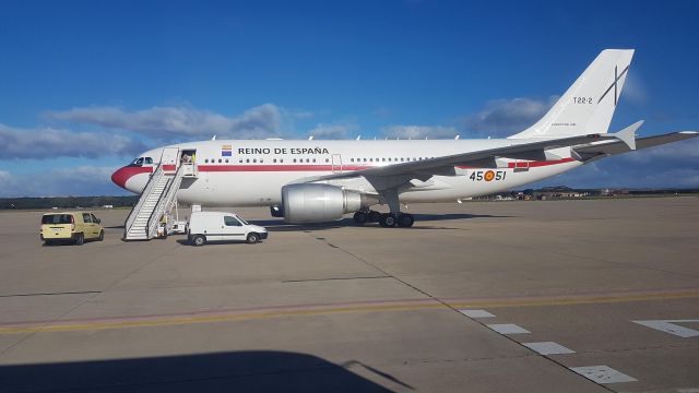 T212 — - Preparando el A313 para un vuelo rutinario. 