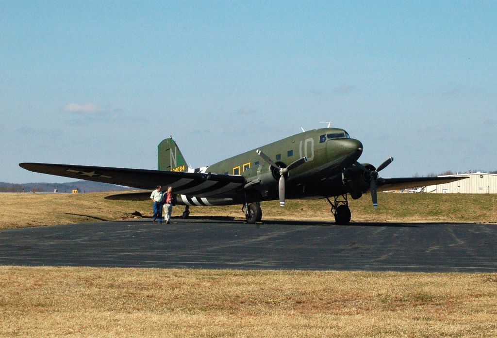 Douglas DC-3 (N74589)