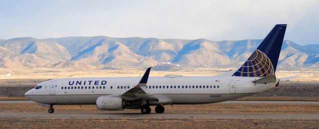 Boeing 737-800 (N13227)