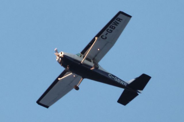 Cessna Skyhawk (C-GBWR) - C-GBWR Cessna Skyhawk 172-N Cargair Ltee Survolant la ville de Lavaltrie QC. le 12-03-2024 à 18:43.