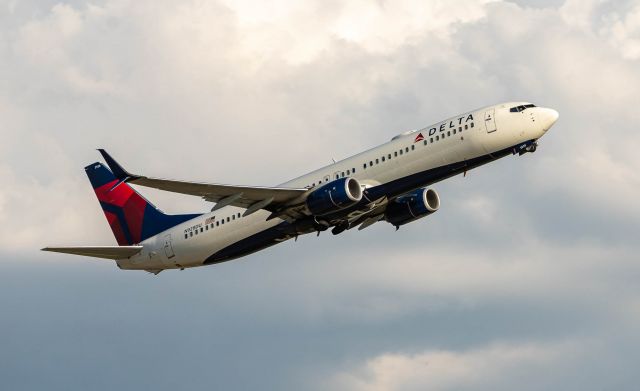 Boeing 737-900 (N928DU) - Delta 1324 departs for KPHL Philadelphia.