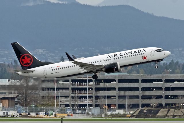 Boeing 737 MAX 8 (C-FTJV)