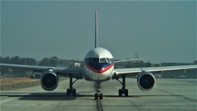 Boeing 757-200 (N698DL) - Taxiing nose to nose at John Wayne Orange County Sept 2000