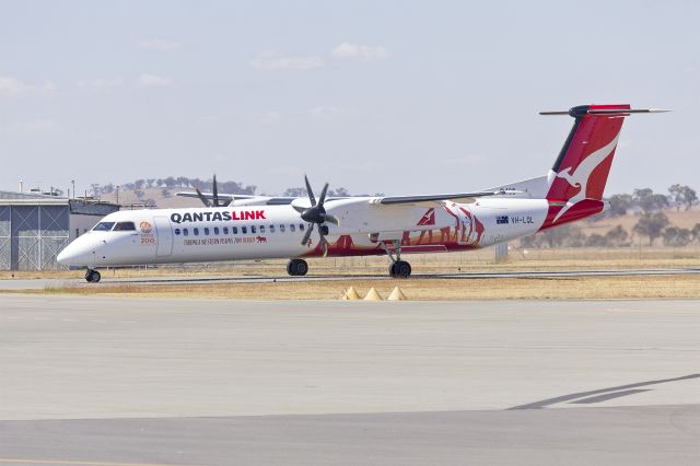 de Havilland Dash 8-400 (VH-LQL) - QantasLink (VH-LQL) Bombardier DHC-8-402Q, featuring the new Taronga Western Plains Zoo livery, taxiing at Wagga Wagga Airport.