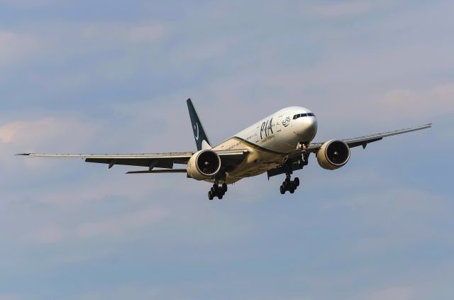 Boeing 777-200 (AP-BGZ) - PIA 772L AP-BGZ landing in late evening.