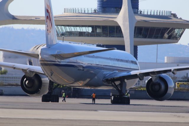 BOEING 777-300ER (B-2085)