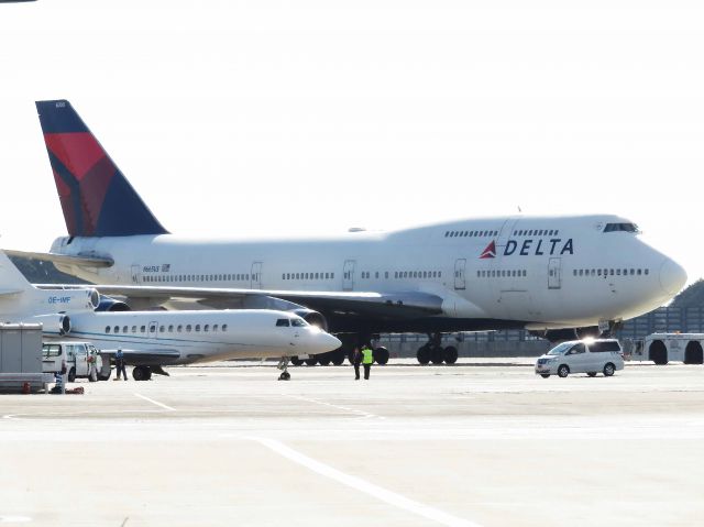 Boeing 747-400 (N665US) - I take a picture on Sep 4, 2016.br /The large and small size！