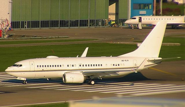 Boeing 737-700 (A6-RJV)