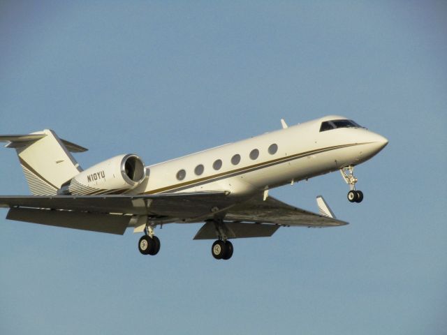 Gulfstream Aerospace Gulfstream IV (N10YU) - Landing RWY 20R