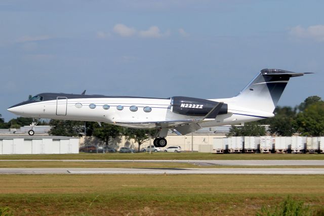 Gulfstream Aerospace Gulfstream IV (N222ZZ) - On short finals for rwy 25 on 17-Oct-22 arriving from KFXE.