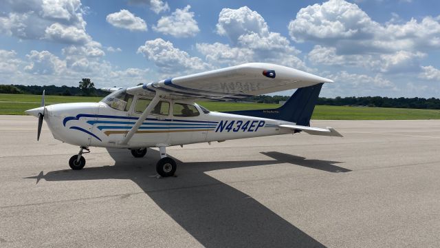Cessna Skyhawk (N434EP) - 1998 Cessna 172R. The workhorse in Tennessee Flight Training’s fleet. 