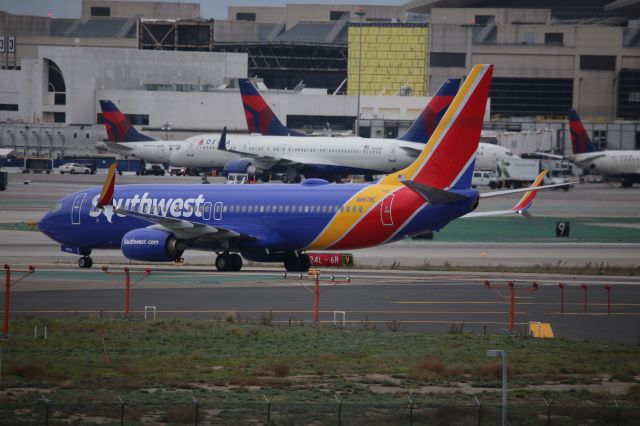 Boeing 737-800 (N8678E)