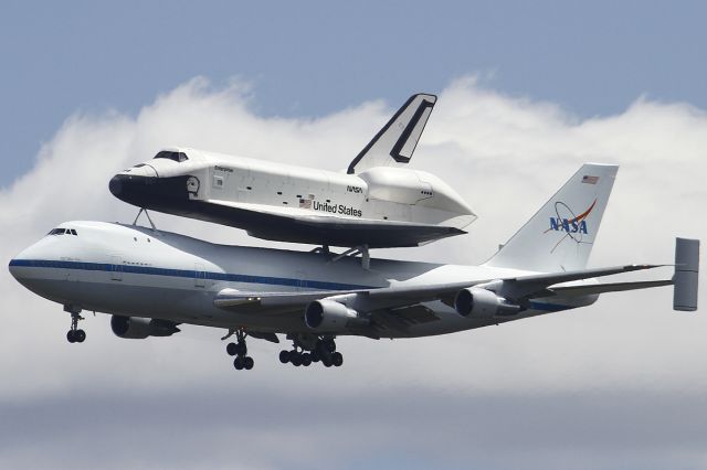 N905NA — - N905NA SCA & Shuttle Enterprise on the last final at 31L