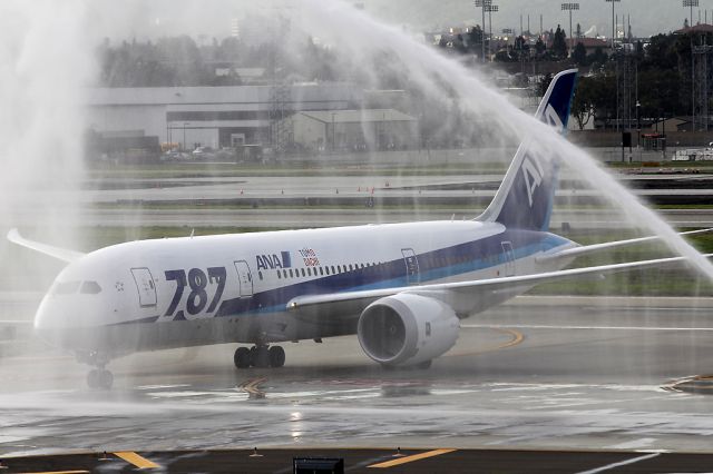 Boeing 787-8 (JA813A) - The 787 visits SJC for the first time.