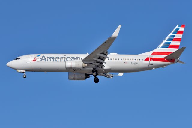 Boeing 737-800 (N942AN) - Short Final Runway 32 03-12-22