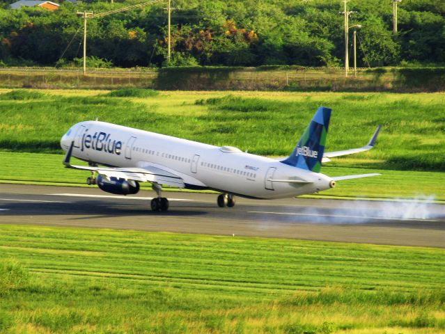 Airbus A321 (N943JT)