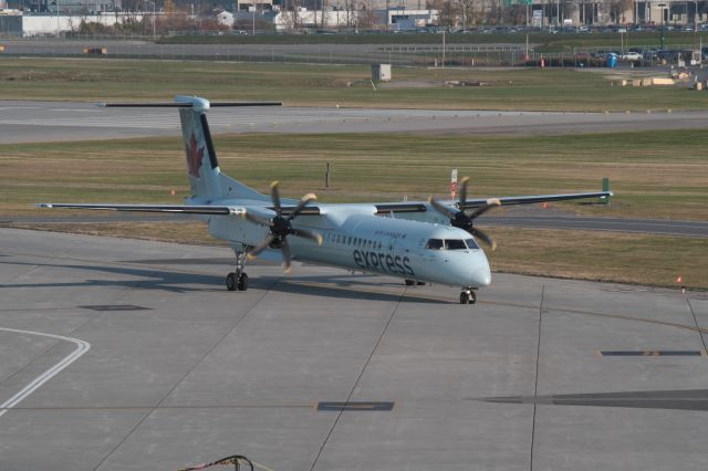 de Havilland Dash 8-400 (C-FSRN) - Arriving at Montreal-Trudeau to take its place at Gate 4