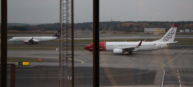 Boeing 737-800 (EI-FHC) - 10/21/16 Norwegian inbound to T5 from Rwy 01R, as Austrian E170 OE-LWH taxis out to Rwy 01L