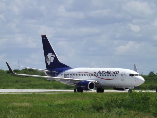 Boeing 737-700 (EI-DRE) - Aeromexico 737-700 entrando a plataforma.