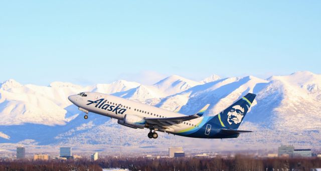 Boeing 737-700 (N615AS)