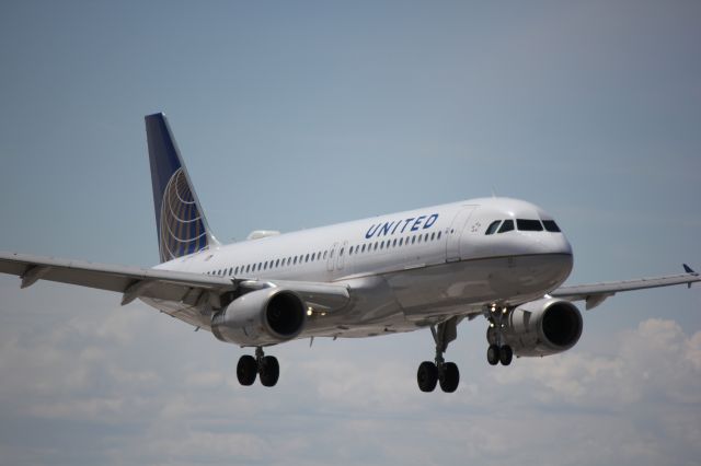 Airbus A320 (N481UA) - Landing on 35L.