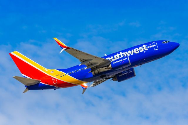 Boeing 737-700 (N7733B) - A Southwest 737-700 taking off from PHX on 2/11/23 during the Super Bowl rush. Taken with a Canon R7 and Canon EF 100-400 II L lens.