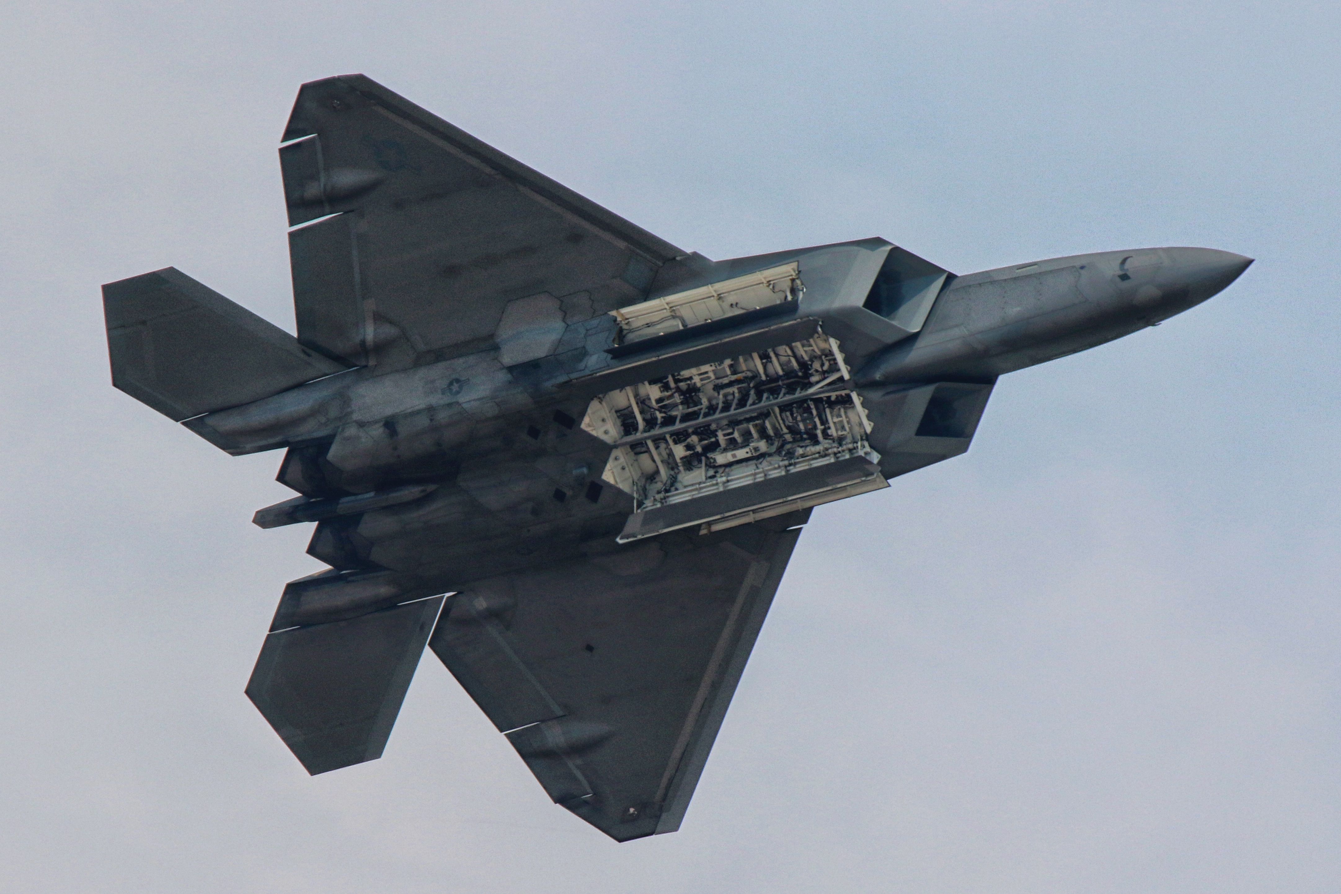 Lockheed F-22 Raptor —