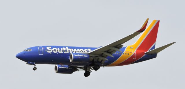 Boeing 737-700 (N776WN) - Southwest Airline landing at KPHL spring 2017.