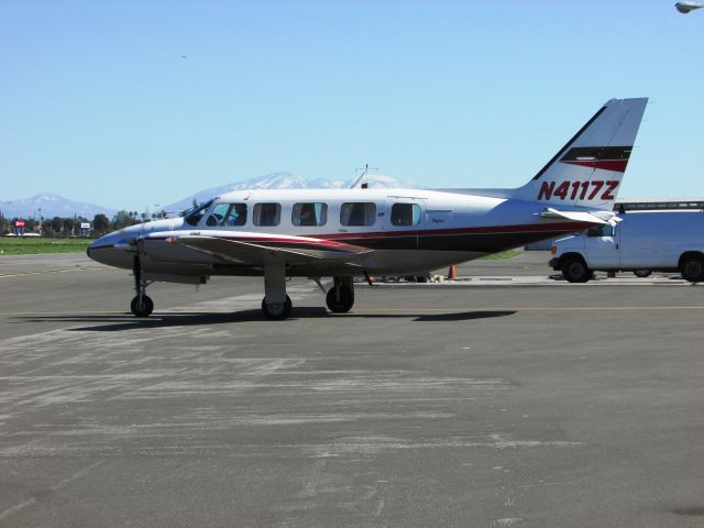 Piper Navajo (N4117Z) - Taxiing to RWY 26L