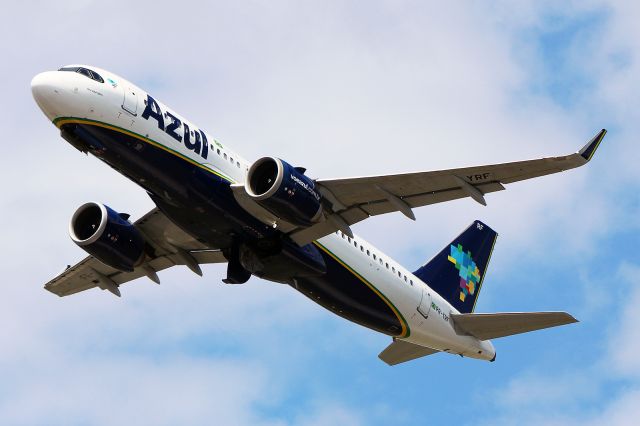 Airbus A320 (PR-YRF)