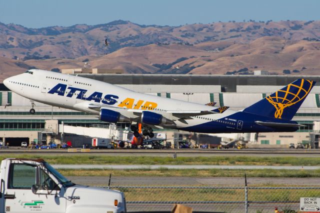 Boeing 747-400 (N465MC)