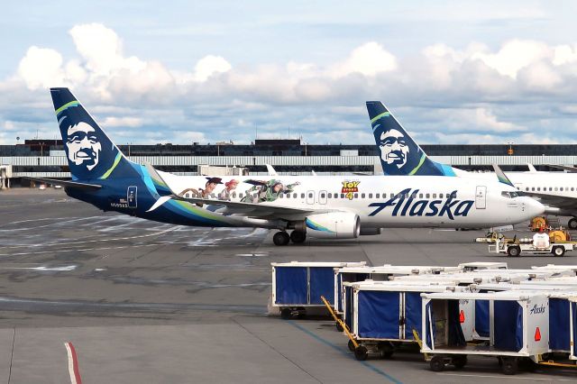 Boeing 737-800 (N589AS)