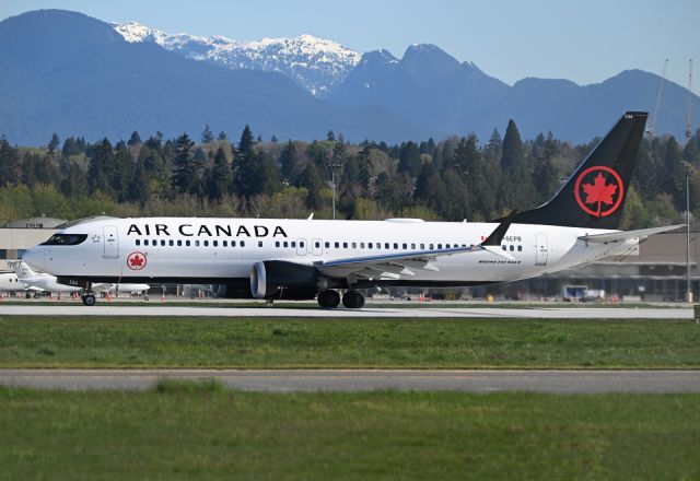 Boeing 737 MAX 8 (C-GEPB)