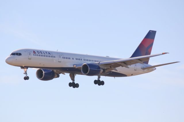 Boeing 757-200 (N7602) - Delta Flight 853 (N7602) on approach to Runway 6 at Southwest Florida International Airport following a flight from Detroit Metro Wayne County International Airport