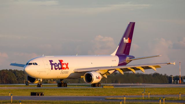 N671FE — - Evening arrival at KRIC.