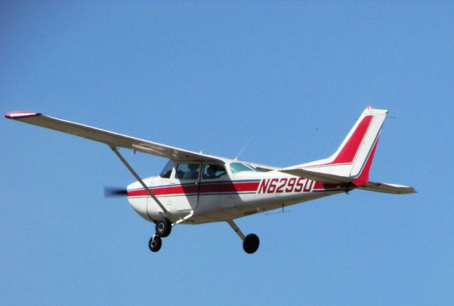 Cessna Skyhawk (N6295D) - Taking off RWY 26L