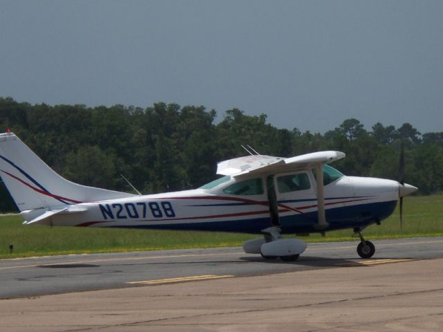 Cessna Skylane (N20788) - Crossing alpha onto the ramp.