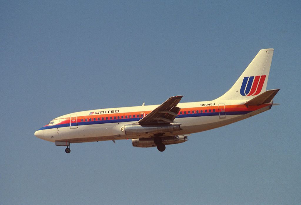 Boeing 737-200 (N9045U) - Final Approach to KLAX Intl Airport on 1989/08/31