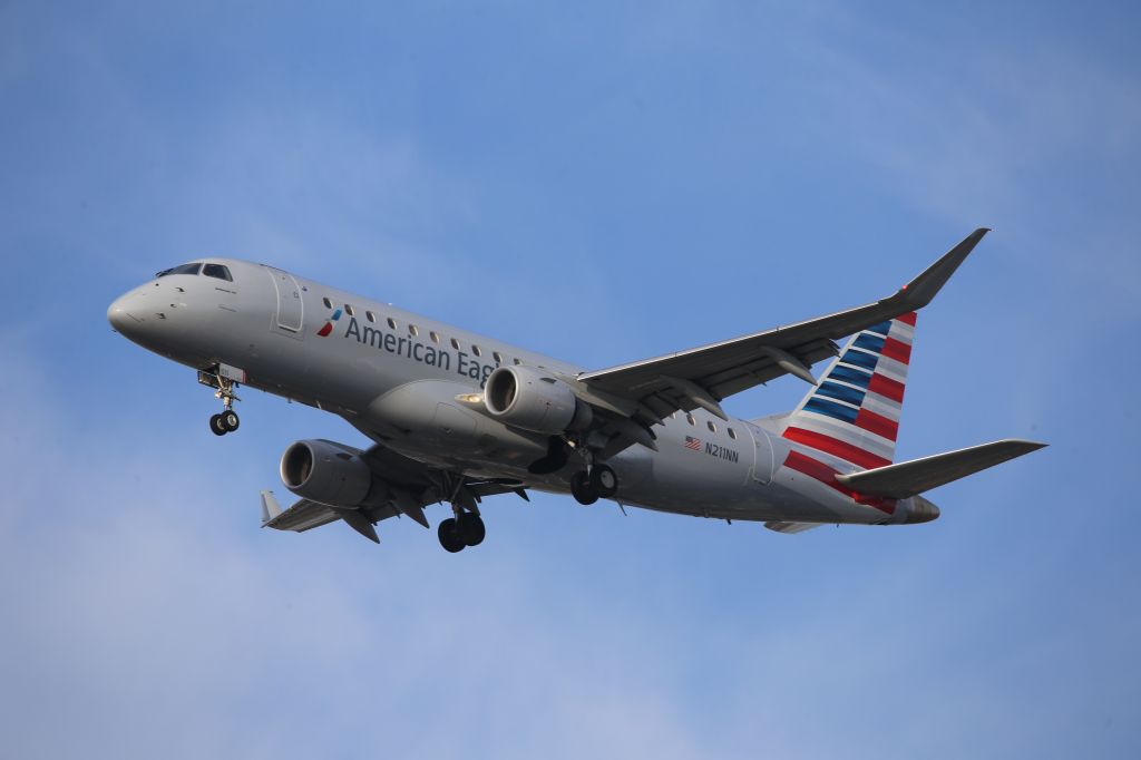 Embraer 175 (N211NN)