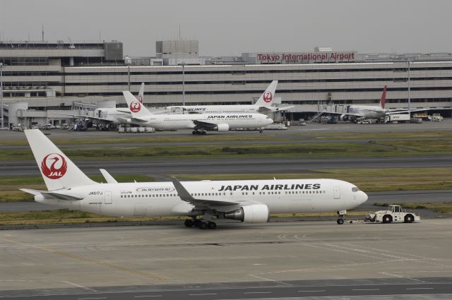 BOEING 767-300 (JA617J) - at Tokyo-Haneda Intl Airport on 2014/11/6