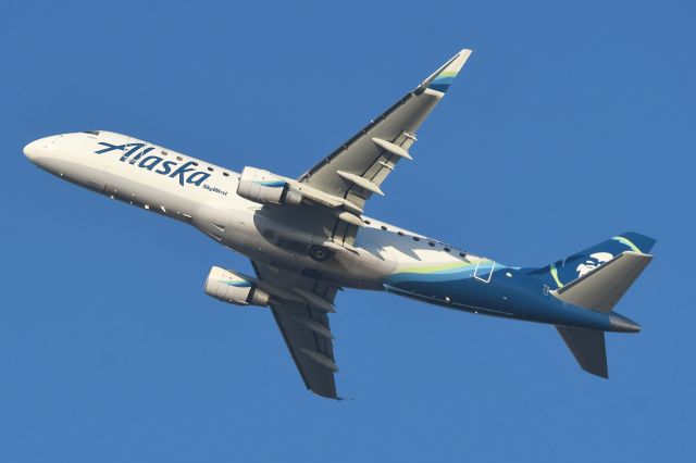Embraer 175 (N430SY)