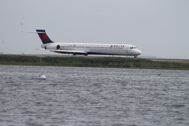 McDonnell Douglas MD-90 (N936DN)