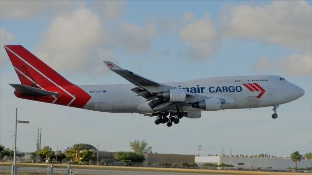 Boeing 747-400 (PH-MPS) - Arriving from Amsterdam Schipol(AMS/EHAM)