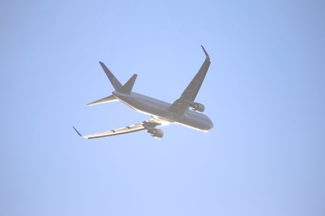 BOEING 767-300 (N672UA)