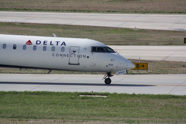 Canadair Regional Jet CRJ-900 (N914XJ) - N914XJ taxiing to runway 23R