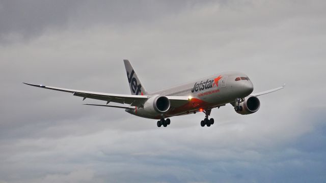 Boeing 787-8 (VH-VKA) - JST1 on final to Rwy 16R to complete a flight test on 10/2/13. (LN:123 cn 36227).