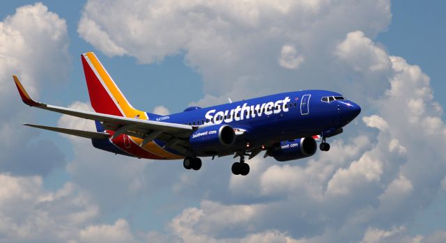 Boeing 737-700 (N476WN) - On final is this 2004 Southwest Airlines Boeing 737-7H4 in the Spring of 2021.