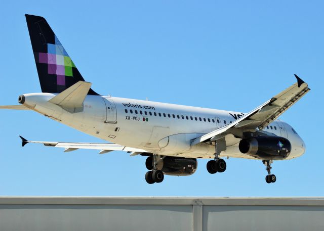 Airbus A319 (XA-VOJ) - Chicago Midway June 2014.