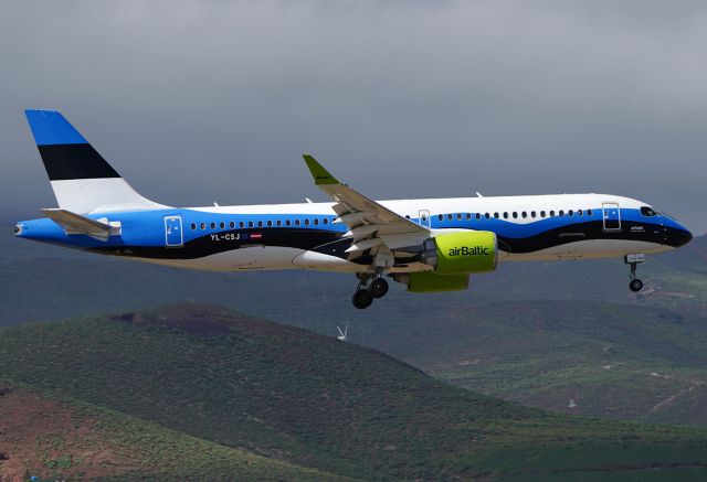 Airbus A220-300 (YL-CSJ)