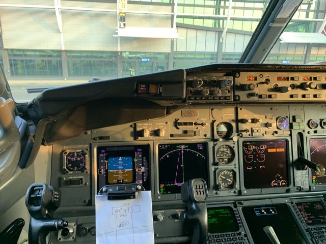 Boeing 737-800 (ZS-SJW) - Fly Safair cockpit 